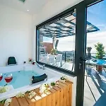 With Private Pool And Jacuzzi קס