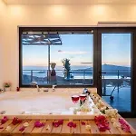 With Private Pool And Jacuzzi וילה
