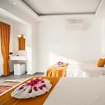 With Private Pool And Jacuzzi וילה