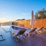 Villa With Private Pool And Jacuzzi